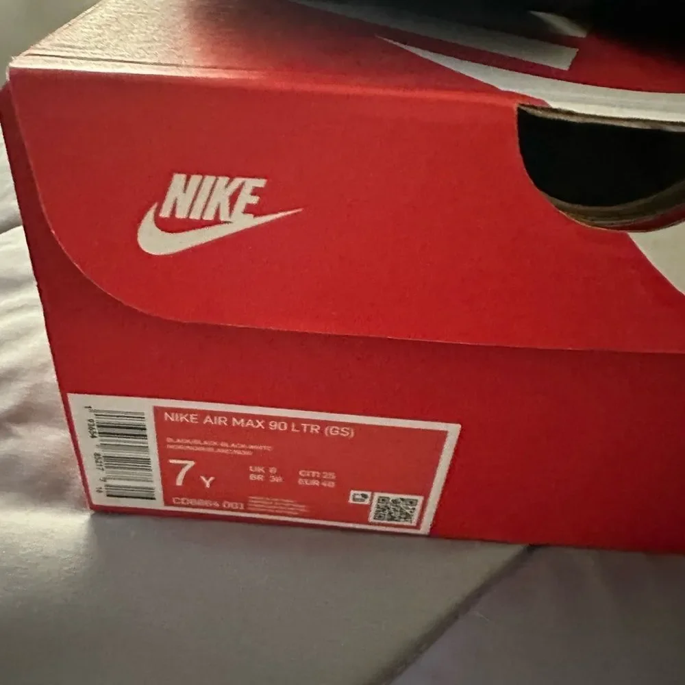 Nike Kids Black Sneakers. 7Y